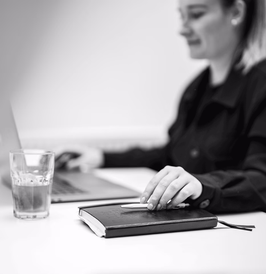 Mitarbeiterin am arbeiten
